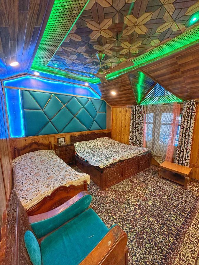 Exotic Young Shreen Houseboat Hotel Srīnagar Exterior foto