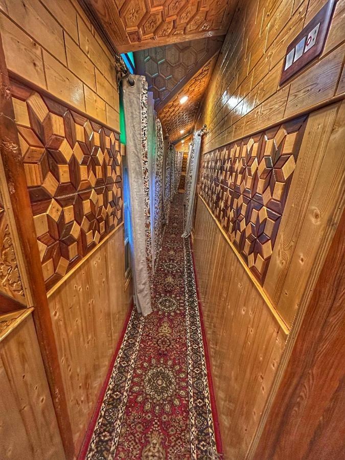 Exotic Young Shreen Houseboat Hotel Srīnagar Exterior foto